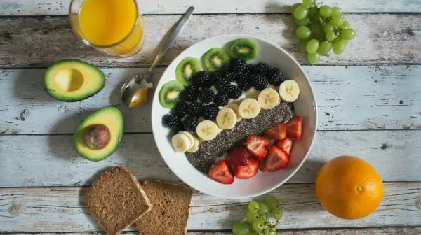 Dieta de alăptare – ce să mănânci și ce să eviți pentru un bebeluș sănătos